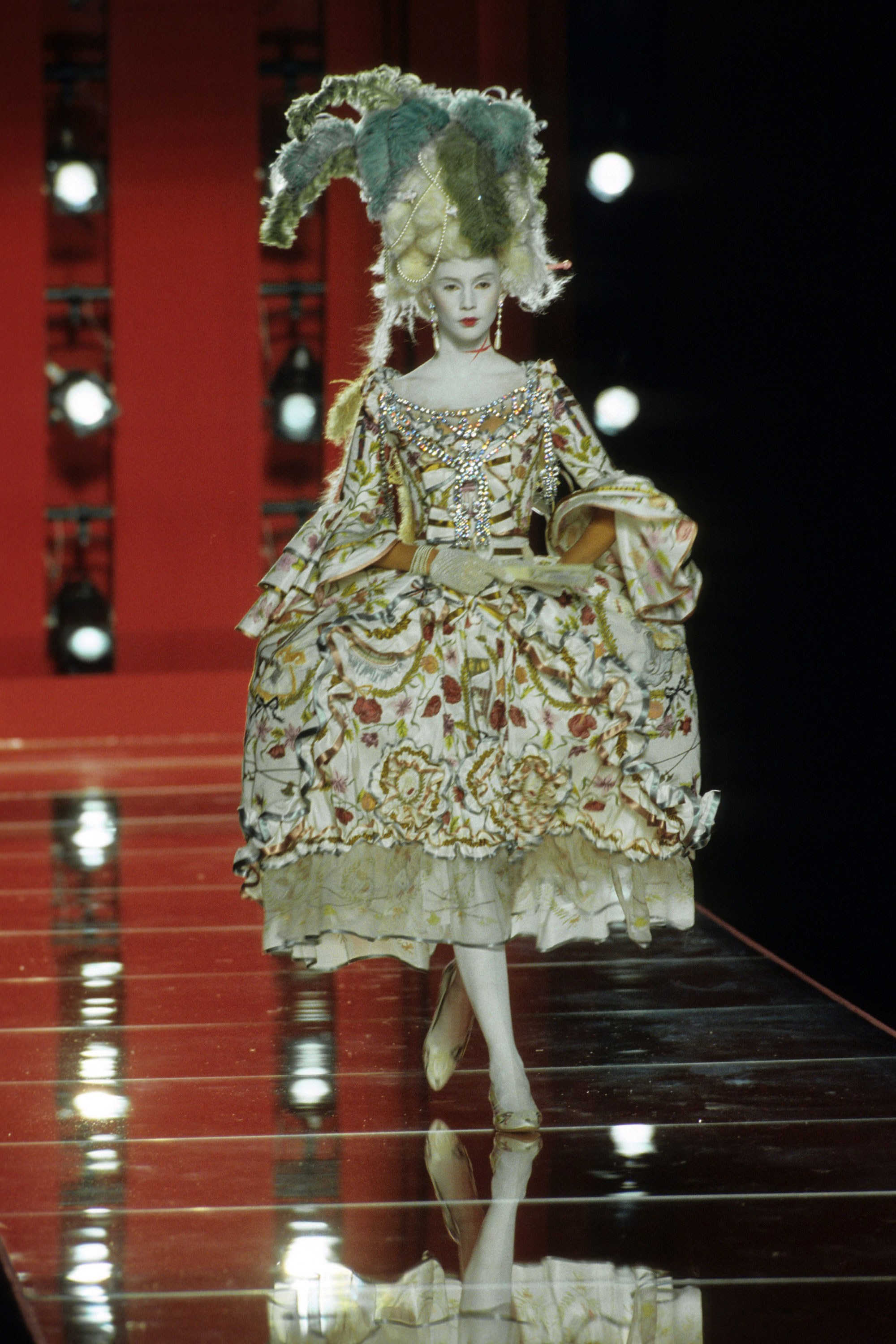 07 18th century inspired fashion christian dior haute couture fall 2000 1