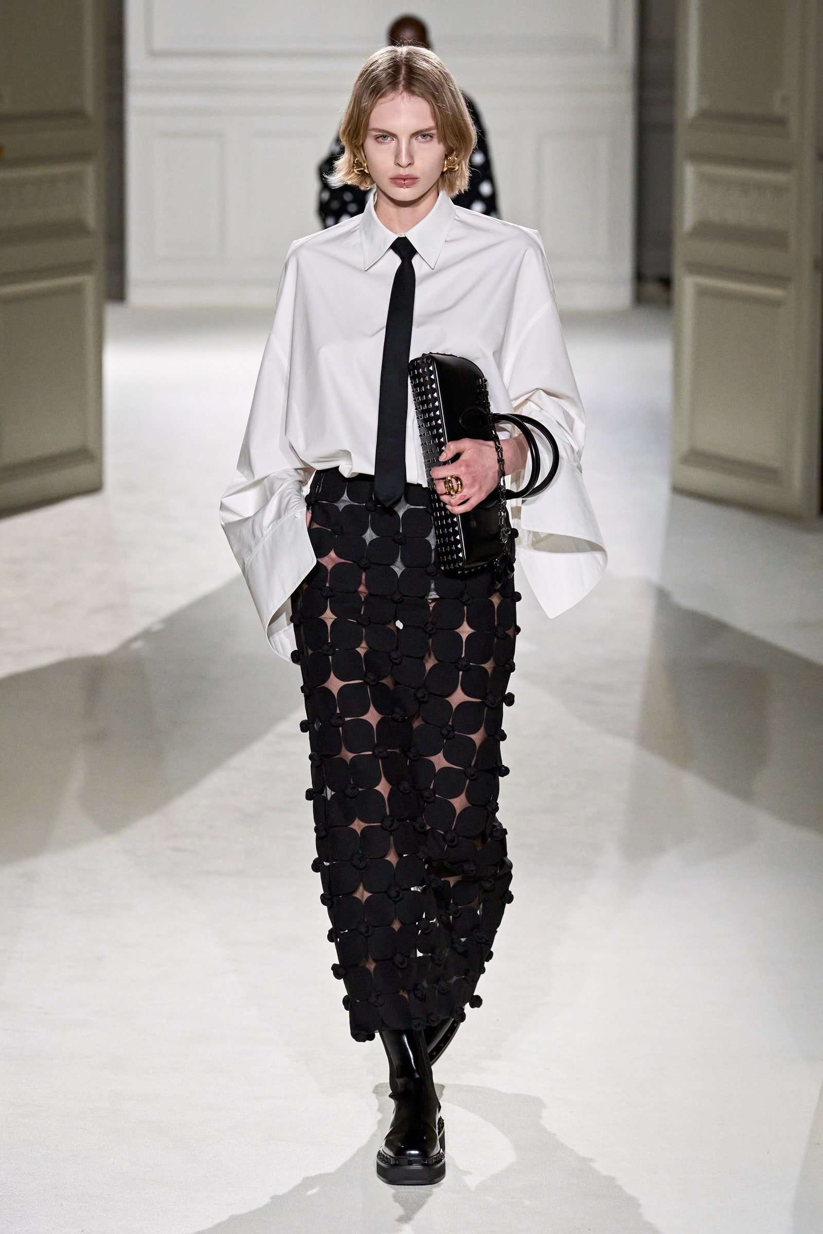 00050 valentino fall 2023 ready to wear credit gorunway